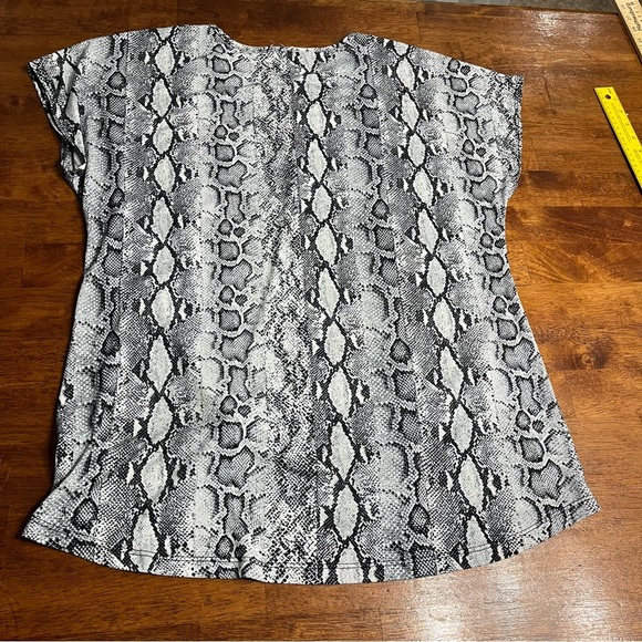Be Stage knot front black white gray snakeskin top size XL - Picture 6 of 6